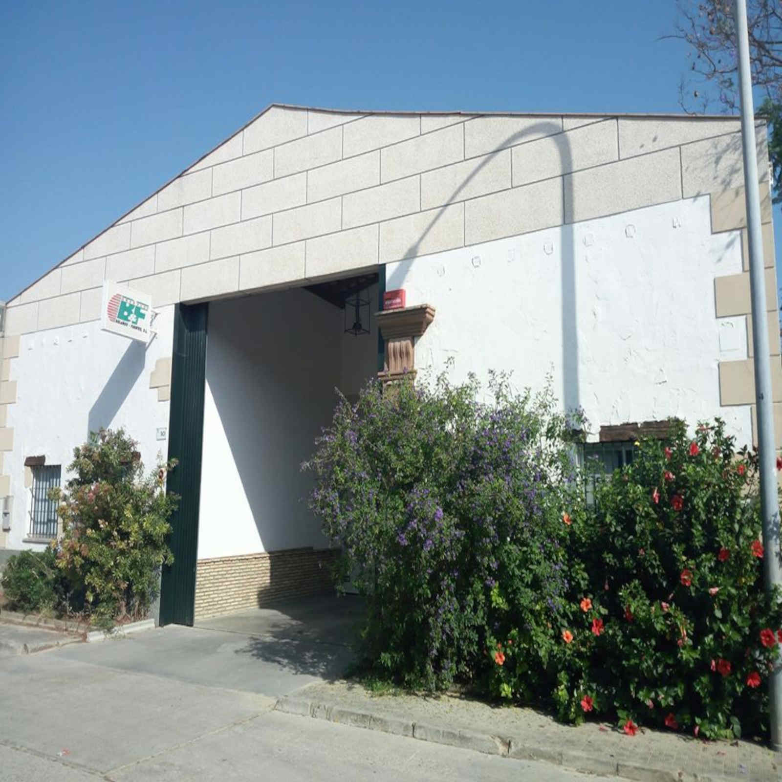 Nave de Pinturas Bolaños-Fuentes en el polígono industrial de Rota